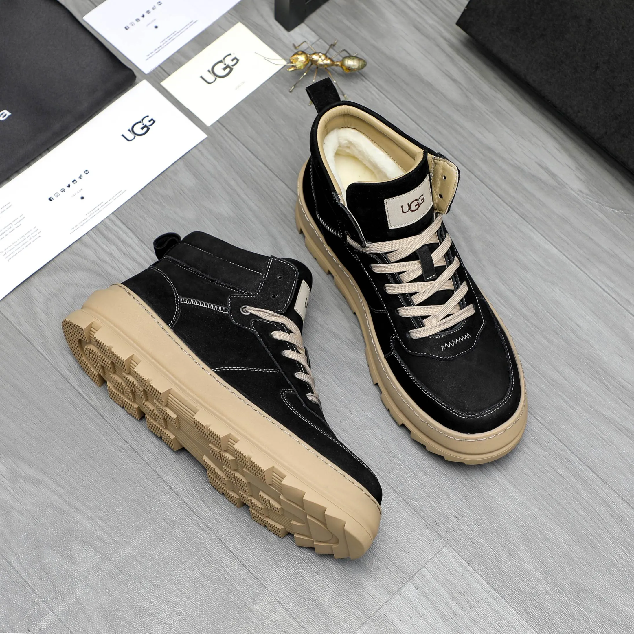 P620 Product trademark: "UGG" Gaobang men's shoes Regular size: 39-44 Product materials: Selected nubuck leather upper, wool lining, original outsole